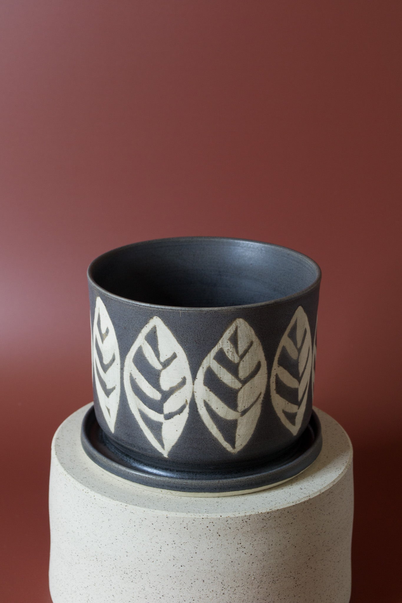 Small Planter in Basalt Leaves