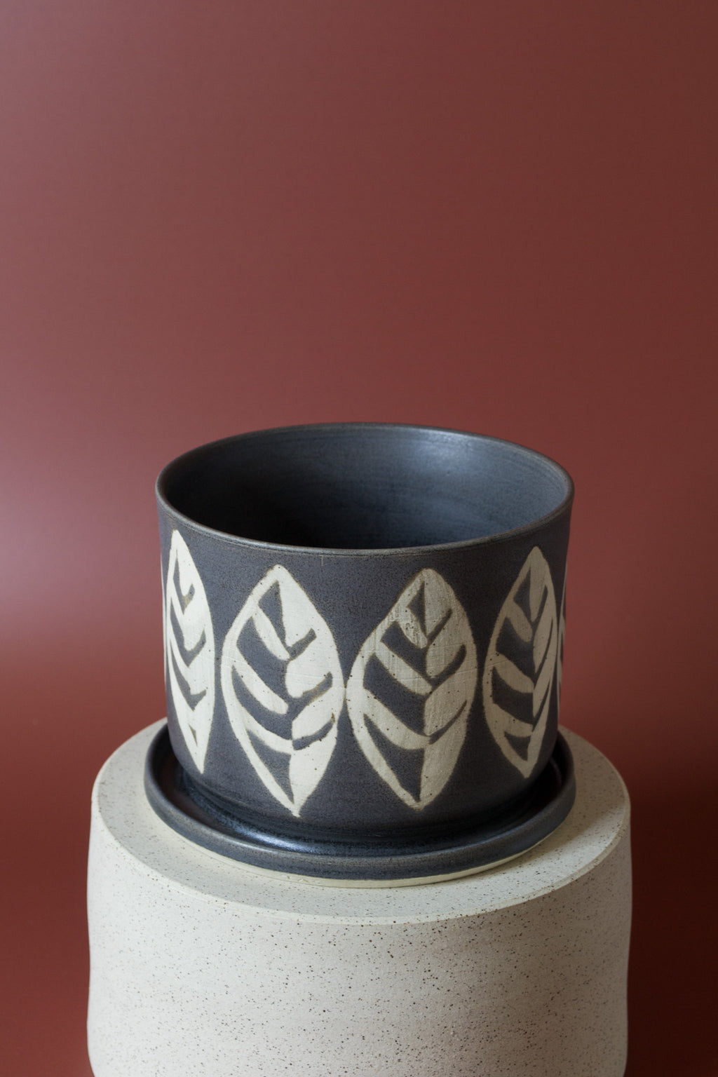 Small Planter in Basalt Leaves