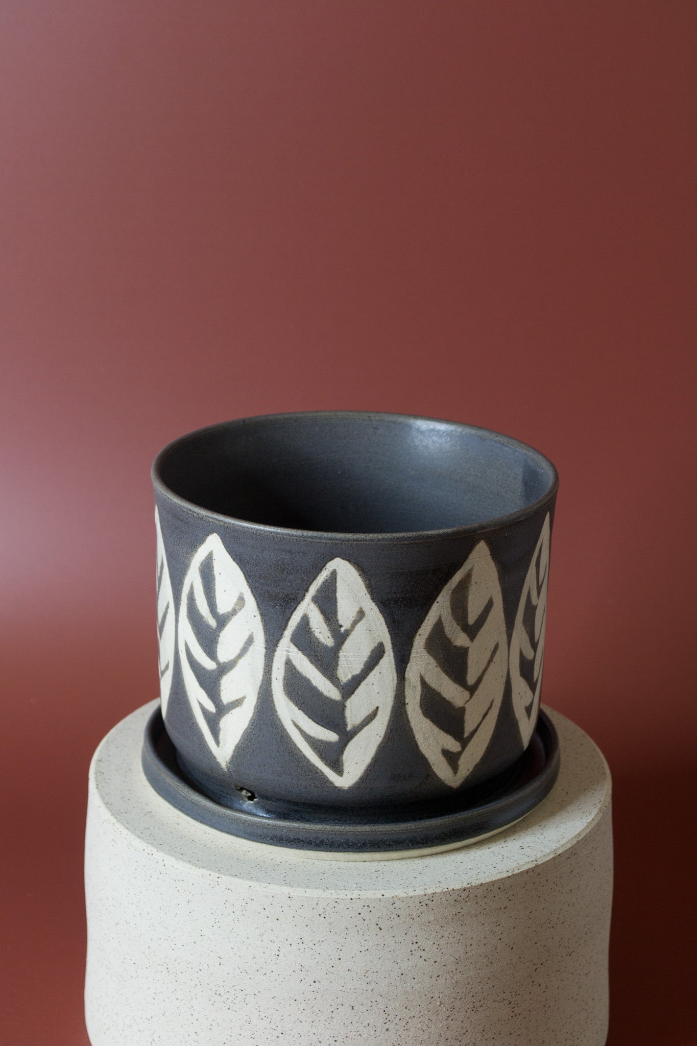 Small Planter in Basalt Leaves